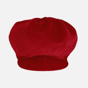 Puede incluir: Una gorra de estilo newsboy de pana roja. El sombrero presenta una corona redondeada y una pequeña visera rígida. La tela tiene estrías verticales, agregando textura. Un accesorio de moda clásico y versátil.