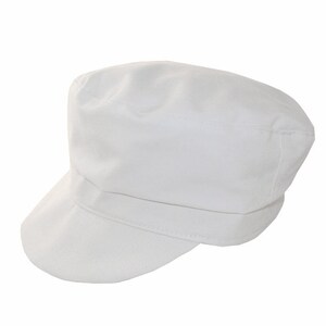 Peut inclure: Une casquette en coton blanc avec une visi&egrave;re plate et une couronne arrondie.