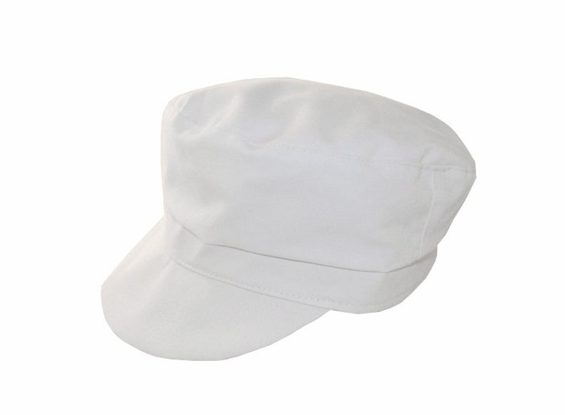 Peut inclure: Une casquette en coton blanc avec une visi&egrave;re plate et une couronne arrondie.