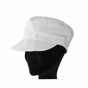 Peut inclure: Un chapeau de chef blanc en coton avec une visi&egrave;re plate et une couronne l&eacute;g&egrave;rement arrondie.