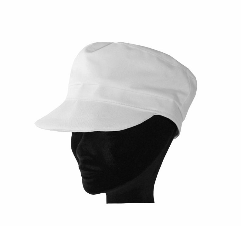 Peut inclure: Un chapeau de chef blanc en coton avec une visi&egrave;re plate et une couronne l&eacute;g&egrave;rement arrondie.