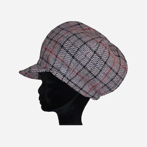 Puede incluir: Una gorra de estilo newsboy de cuadros grises y rojos con una visera corta. La gorra está hecha de un tejido suave y texturizado.