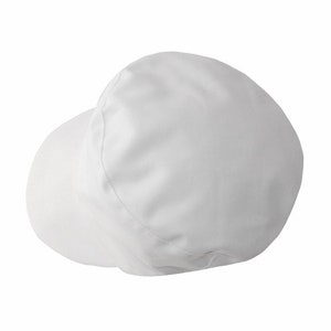 Peut inclure: Un chapeau de boulanger en coton blanc avec une large bordure.