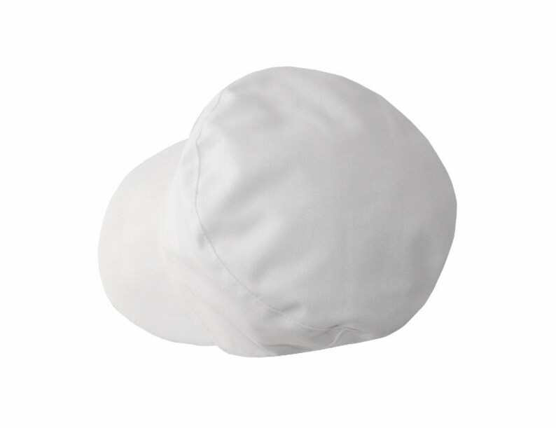 Peut inclure: Un chapeau de boulanger en coton blanc avec une large bordure.