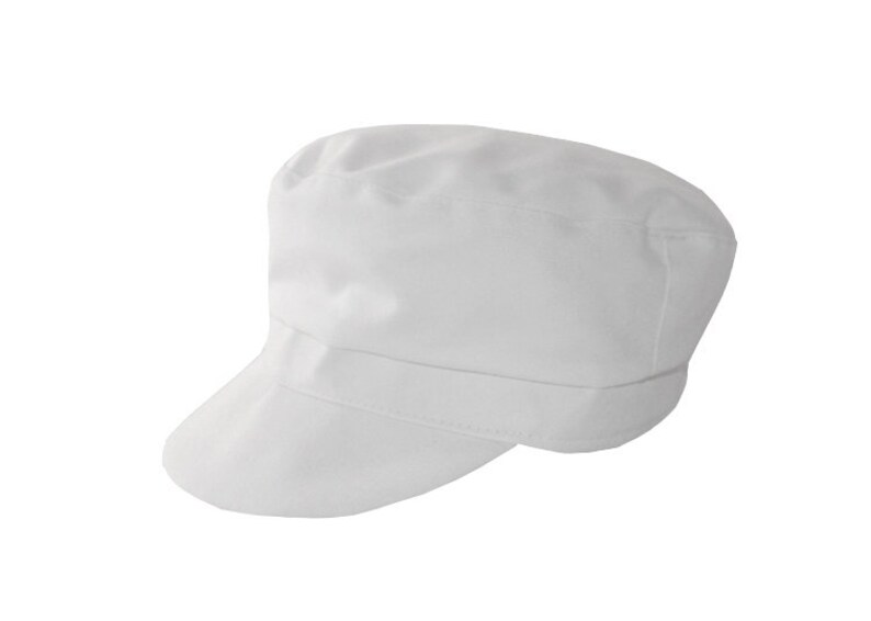 Peut inclure: Une casquette en coton blanc avec une visi&egrave;re plate et une couronne courte et droite.