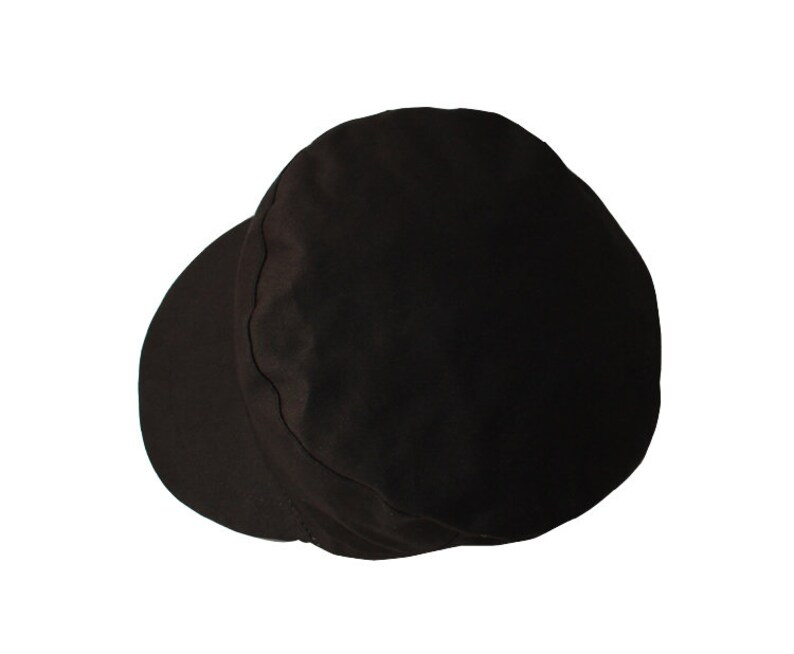 Peut inclure: Une casquette en coton noire &agrave; sommet plat et &agrave; visi&egrave;re courte.