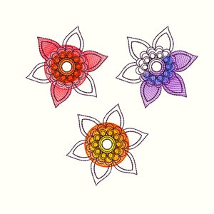 Puede incluir: Tres flores bordadas en diferentes colores. Las flores son rojas, moradas y naranjas. Cada flor tiene un círculo en el centro.