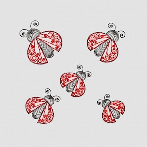 Puede incluir: Cinco mariquitas bordadas en negro y rojo con detalles intrincados. Las mariquitas están dispuestas de forma dispersa sobre un fondo blanco.