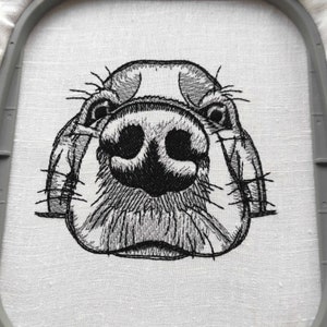 Puede incluir: Imagen bordada en blanco y negro de la cara de un perro, con enfoque en la nariz y los bigotes.