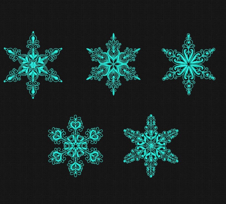 Op de afbeelding: Vijf tealblauwe sneeuwvlokontwerpen met ingewikkelde details op een zwarte achtergrond.