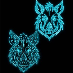 Könnte beinhalten: Zwei stilisierte Wildschweinkopf-Illustrationen, die mit einem leuchtenden Neon-Cyan-Blau-Effekt vor einem einfarbigen schwarzen Hintergrund dargestellt sind. Jeder Kopf weist komplexe geometrische Muster und scharfe Linien auf.