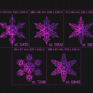Op de afbeelding: Vijf verschillende ontwerpen van roze en paarse sneeuwvlokken borduurpatronen. De patronen zijn gelabeld met steektellingen en afmetingen in millimeters en inches.