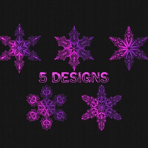 Op de afbeelding: Vijf verschillende ontwerpen van roze en paarse sneeuwvlokpatronen op een zwarte achtergrond. De tekst "5 DESIGNS" staat in het midden van de afbeelding.