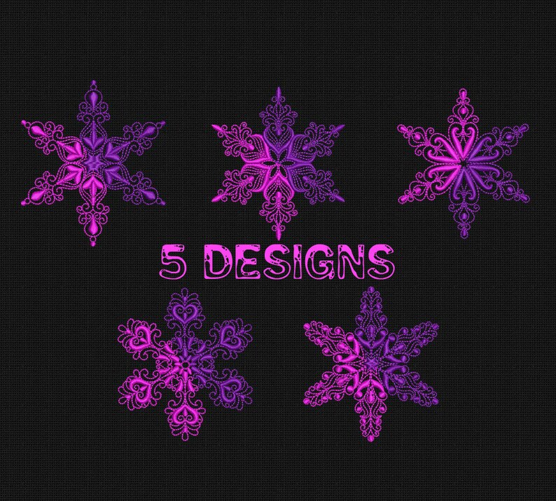 Op de afbeelding: Vijf verschillende ontwerpen van roze en paarse sneeuwvlokpatronen op een zwarte achtergrond. De tekst "5 DESIGNS" staat in het midden van de afbeelding.