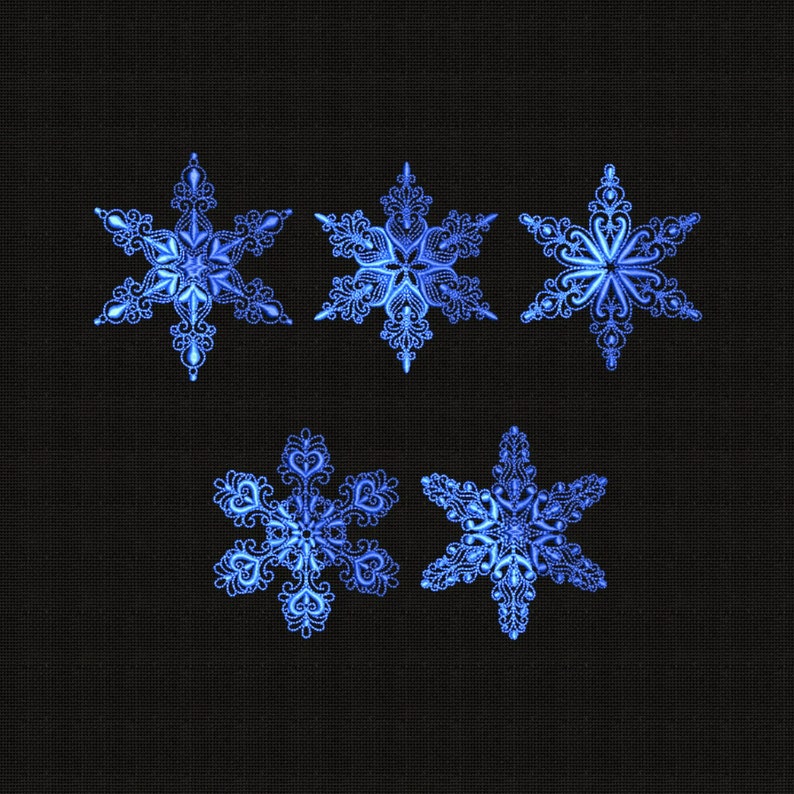 Op de afbeelding: Zes blauwe sneeuwvlokversieringen met ingewikkelde ontwerpen tegen een zwarte stoffen achtergrond.