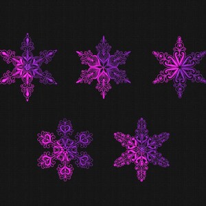 Op de afbeelding: Vijf paarse en roze sneeuwvlokontwerpen op een zwarte achtergrond. De sneeuwvlokken zijn ingewikkeld en gedetailleerd, met een verscheidenheid aan vormen en maten.