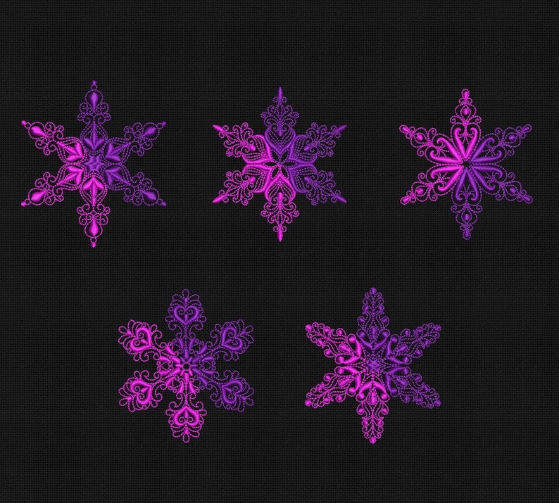 Op de afbeelding: Vijf paarse en roze sneeuwvlokontwerpen op een zwarte achtergrond. De sneeuwvlokken zijn ingewikkeld en gedetailleerd, met een verscheidenheid aan vormen en maten.