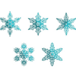 Op de afbeelding: Vijf ingewikkelde blauwe sneeuwvlokontwerpen met een verloop van lichtblauw naar donkerblauw. De sneeuwvlokken zijn ge&iuml;soleerd op een witte achtergrond.