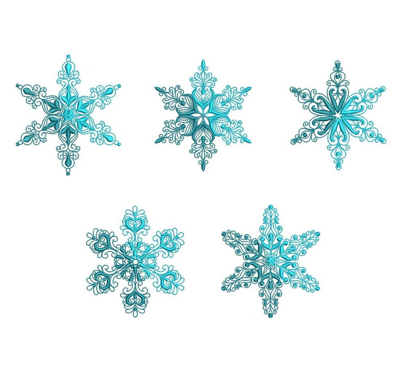 Op de afbeelding: Vijf ingewikkelde blauwe sneeuwvlokontwerpen met een verloop van lichtblauw naar donkerblauw. De sneeuwvlokken zijn ge&iuml;soleerd op een witte achtergrond.