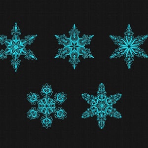 Op de afbeelding: Zes tealblauwe sneeuwvlokontwerpen op een zwarte achtergrond. De sneeuwvlokken zijn ingewikkeld en gedetailleerd, met een verscheidenheid aan vormen en maten.
