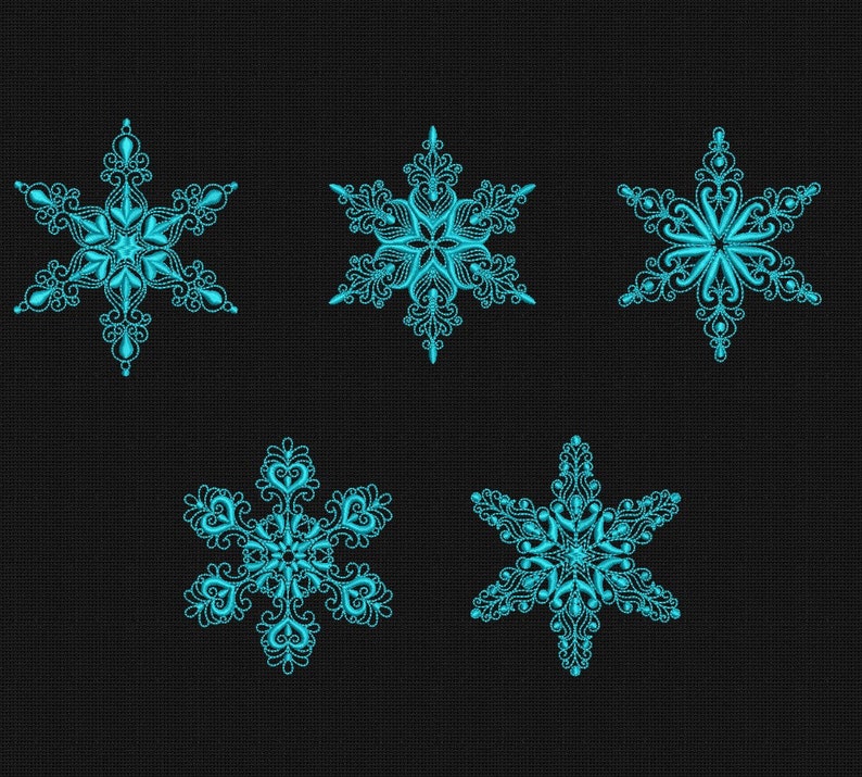 Op de afbeelding: Zes tealblauwe sneeuwvlokontwerpen op een zwarte achtergrond. De sneeuwvlokken zijn ingewikkeld en gedetailleerd, met een verscheidenheid aan vormen en maten.