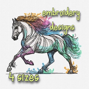 Op de afbeelding: Kleurrijk borduurontwerp van een renpaard met een regenboogmanen en -staart. Het ontwerp is verkrijgbaar in 4 maten. "embroidery designs" en "4 sizes" zijn in gele tekst geschreven.