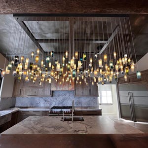 Restaurantverlichting, projectverlichting – Gleams glas-in-loodlamp | Feature Light voor commerciële plafond- of loftkroonluchter afbeelding 1