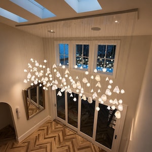 Lustre de vidro soprado para iluminação de hall de entrada. Luminária pendente longa de vidro, lustre em formato de bolha. Luminária pendente em cascata. imagem 7