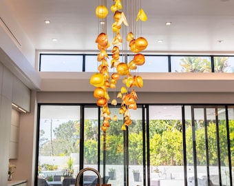 Uniek boerderijdecor. Lineaire kroonluchter van geblazen glas voor decoratie aan het plafond