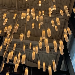 Inrichting hotellobby, aangepaste verlichting voor grote ruimtes, commerciële verlichting, sfeerontwerper verlichtingsoplossing, glazen kroonluchter moderne kunst