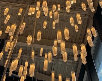 Inrichting hotellobby, aangepaste verlichting voor grote ruimtes, commerciële verlichting, sfeerontwerper verlichtingsoplossing, glazen kroonluchter moderne kunst