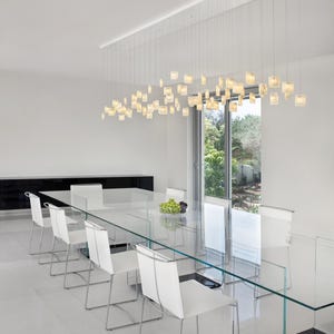 Lámpara de araña de vidrio soplado a medida: moderna lámpara colgante de diseño para el comedor.