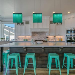 Arte funcional para la isla de tu cocina: una lámpara de araña moderna y un colgante de cristal a medida que sirven como iluminación arquitectónica para la isla. 118 Cool Spring