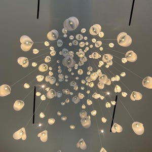 Lustre de vidro soprado para iluminação de hall de entrada. Luminária pendente longa de vidro, lustre em formato de bolha. Luminária pendente em cascata. imagem 3