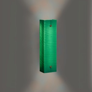 Puede incluir: Una lámpara de pared de vidrio verde con forma rectangular y superficie texturizada.