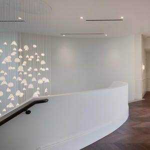 Lustre de vidro soprado para iluminação de hall de entrada. Luminária pendente longa de vidro, lustre em formato de bolha. Luminária pendente em cascata. imagem 4