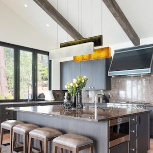 Lámpara empotrada para isla de cocina y comedor. Lámparas de techo rectangulares y lineales de cristal.