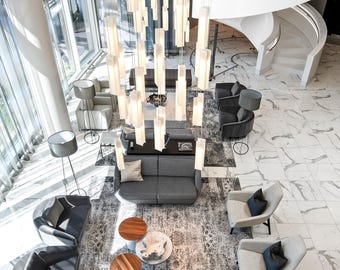 Luxe glazen kroonluchter: op maat gemaakte architecturale verlichting voor schuine plafonds