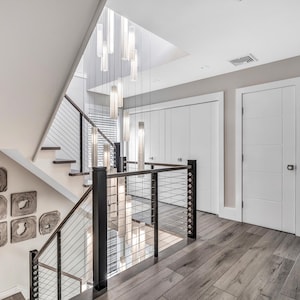 Iluminación de araña para escaleras. Lámparas de araña modernas para una decoración de lujo.