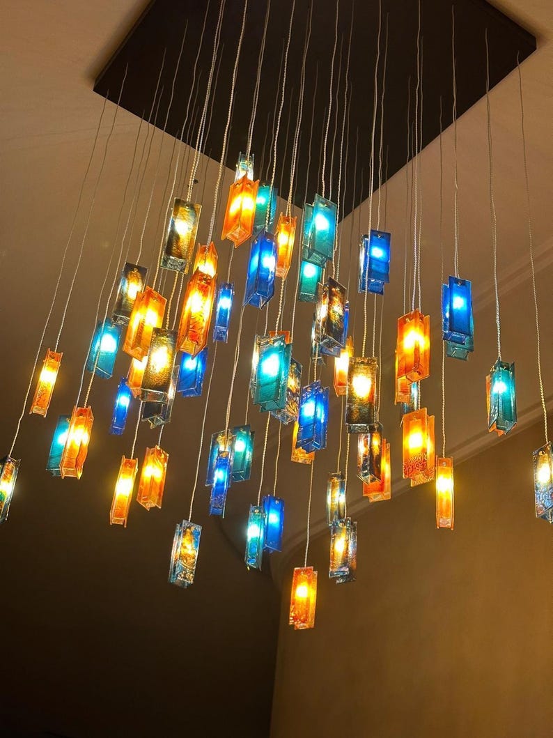 Kronleuchter aus mundgeblasenem Glas: Bunte moderne Foyer-Beleuchtung, kundenspezifisches Multianhänger-Design Bild 1