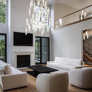 Blown Glass Pendant Light – Sculptural Chandelier Lighting in Art Glass – Bold Design for Contemporary High-Ceiling Spaces