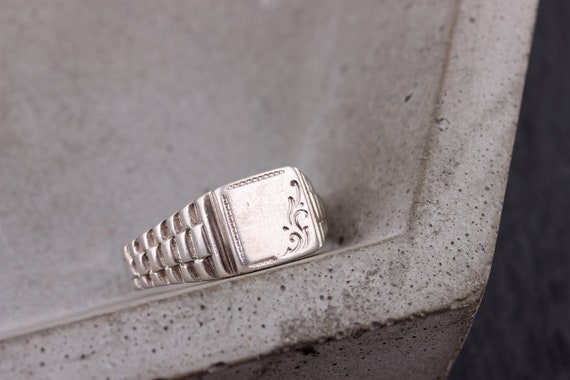 Signet floral ring. Silver. Size 12 ring. Braided