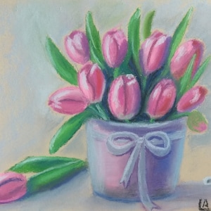 Tulipani rosa pittura vaso di fiori / vernice originale fiori primaverili arte / natura morta pittura a pastello morbido su carta formato 9 da 13 pollici (24 da 32 cm)