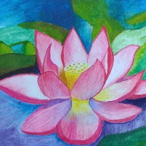 Puede incluir: Una pintura de acuarela de una flor de loto rosa con un centro amarillo. La flor está rodeada de hojas verdes y un fondo azul.