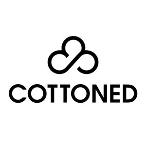 Peut inclure: Logo noir et blanc avec le mot "COTTONED" en gras, police sans-serif. Au-dessus, un design stylisé, peut-être un nuage ou une boule de coton. Le logo est sur fond blanc.