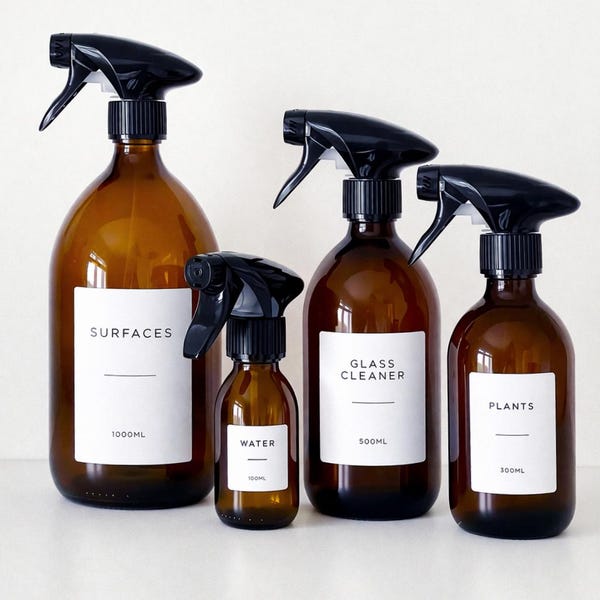 Botella pulverizadora de vidrio ámbar o plástico con gatillo – Etiqueta blanca impermeable, ideal para almacenamiento en cocina y baño.