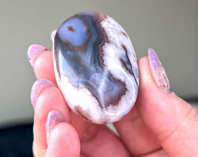 navy blue flower agate palm stone with beige-gray blooms  (al)