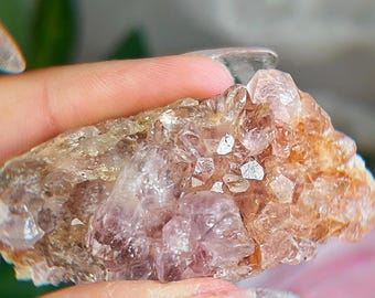 高品質のキラキラ輝くピンクのアメジストの晶洞クラスター