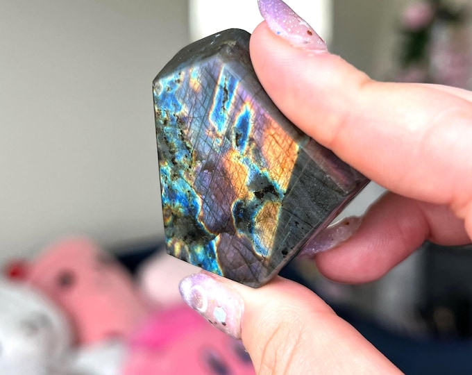 golden blue rainbow flashes Finland labradorite freeform (ff12)
