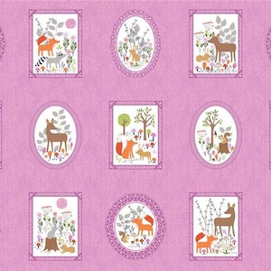 Peut inclure: Un tissu rose avec un motif répétitif de cadres ovales et carrés blancs. Chaque cadre contient une illustration différente d'animaux de la forêt, notamment des renards, des cerfs, des écureuils et des hérissons. Les animaux sont entourés d'arbres, de fleurs et de champignons.